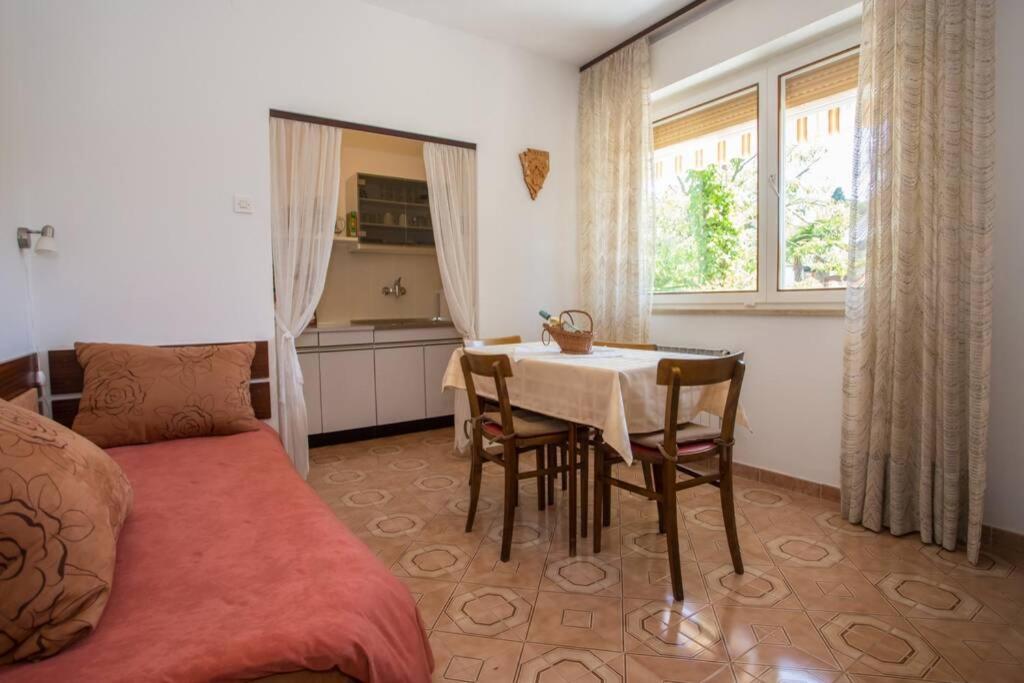 Garden View Apartment In Porec For 2 - 3 Persons Exterior foto